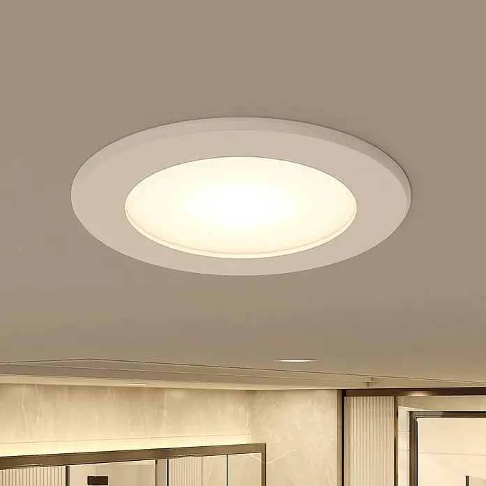 PRIOS LED Einbaustrahler in weiß, Spots Deckenleuchte -  - Eine weiße, runde LED-Deckenleuchte erhellt einen modernen Raum. Sie hat ein bündiges, minimalistisches Design.