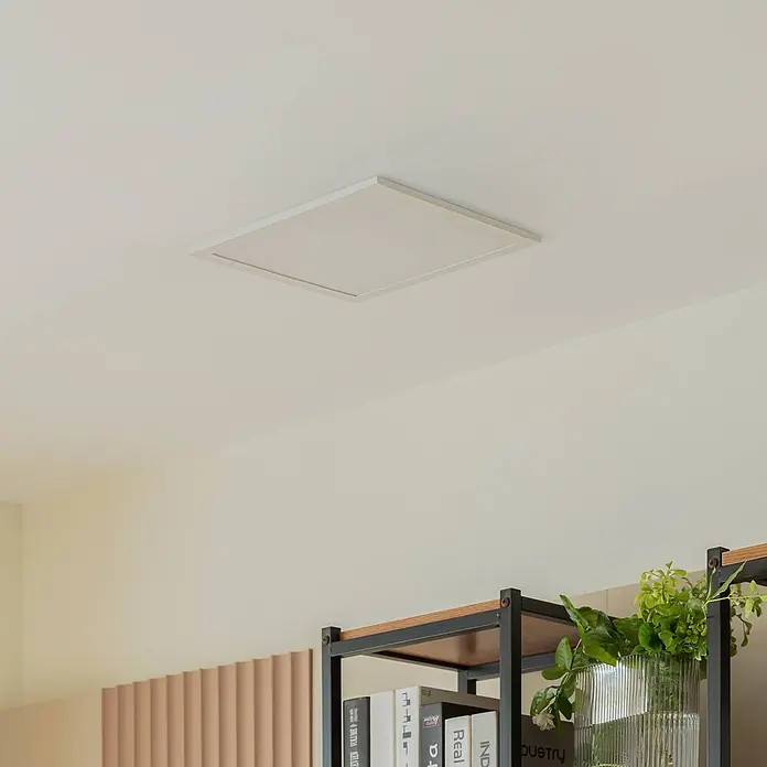 Lindby LED-Panel Kenma - weiß / opal, weiß / opal - Weißes, rechteckiges, bündig montiertes Deckenlicht in einem modernen Raum.