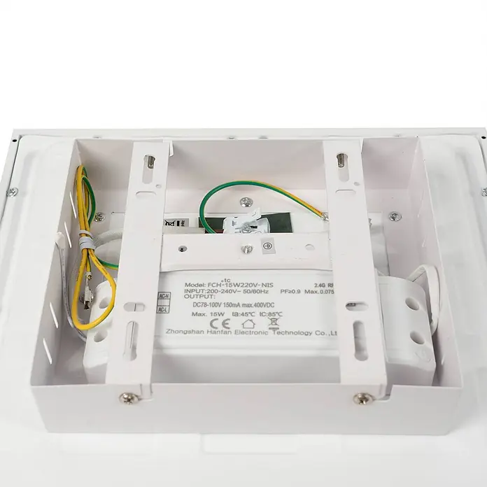 Lindby LED-Panel Kenma - weiß / opal, weiß / opal - Weißes Metallgehäuse einer LED-Leuchte mit internem Treiber, Verkabelung und Anschlussklemmen.
