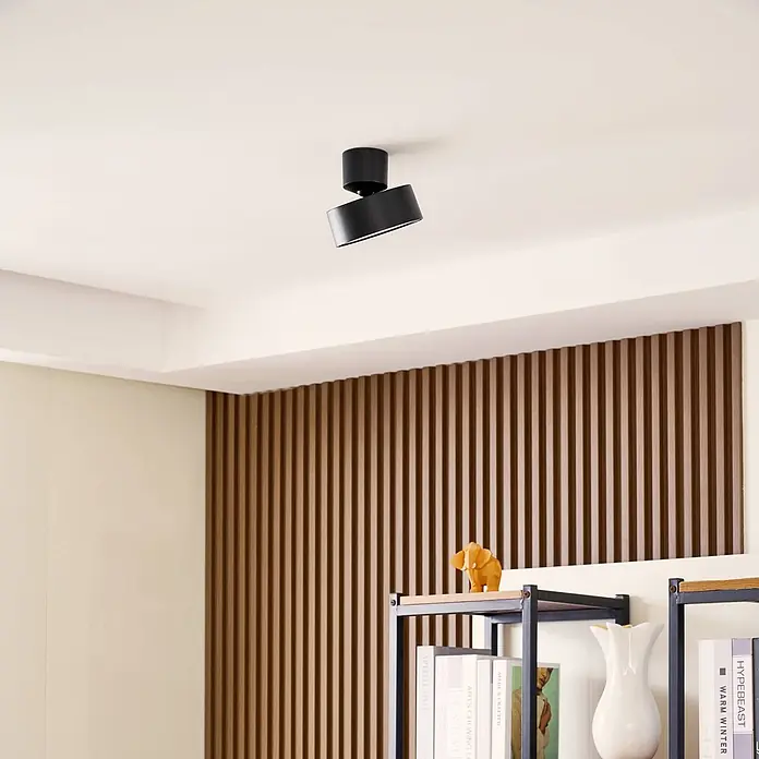 Lindby LED Deckenlampe in schwarz, Deckenstrahler -  - Schwarzer verstellbarer Deckenstrahler an heller Decke, beleuchtet den Innenraum.