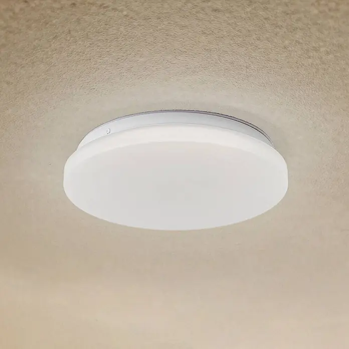 Lindby LED Outdoor Deckenlampe in weiß, mit Bewegungsmelder, Deckenleuchte -  - Weiße, runde LED-Deckenleuchte, bündig an einer strukturierten Decke montiert.
