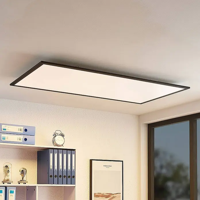 Lindby LED-Panel Nelios - schwarz, Neutralweiß - Rechteckige LED-Deckenleuchte mit schwarzem Rahmen, beleuchtet, an weißer Decke in einem Raum montiert.