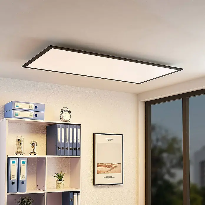 Lindby LED-Panel Nelios - schwarz, Neutralweiß - Rechteckige LED-Deckenleuchte mit schwarzem Rahmen, die einen Raum beleuchtet.