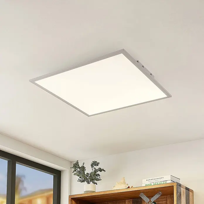 Lindby LED-Panel Luay - weiß / opal, weiß / opal - Quadratische LED-Deckenleuchte mit silbernem Rahmen, die einen Raum beleuchtet.
