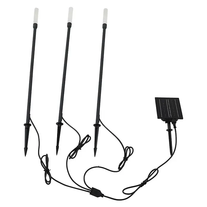 Lindby LED Solar Gartenlampe Erdspieß in schwarz matt, Erdspießlampe -  - Drei schwarze Solar-Gartenleuchten mit weißen Diffusoren und Erdspießen, verbunden mit einem schwarzen Solarpanel.