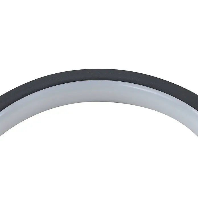 Lindby LED Solar Gartenlampe Erdspieß in schwarz matt, Erdspießlampe -  - Nahaufnahme eines gekrümmten schwarzen strukturierten Bandes über einem helleren grauen glatten Band.
