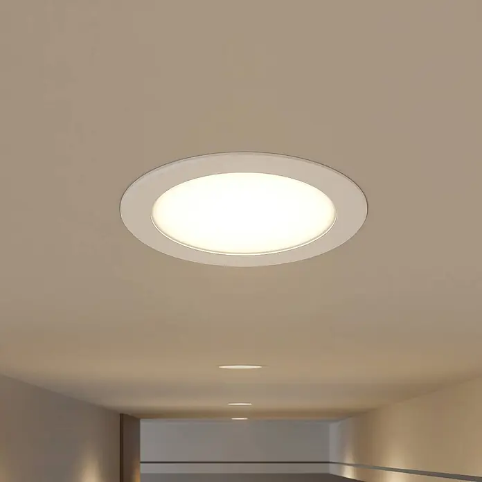 Prios Deckenstrahler Rida - weiß / opal, weiß / opal - Runde weiße LED-Deckenleuchte, bündig in eine helle Decke eingelassen, beleuchtet einen Flur warm.