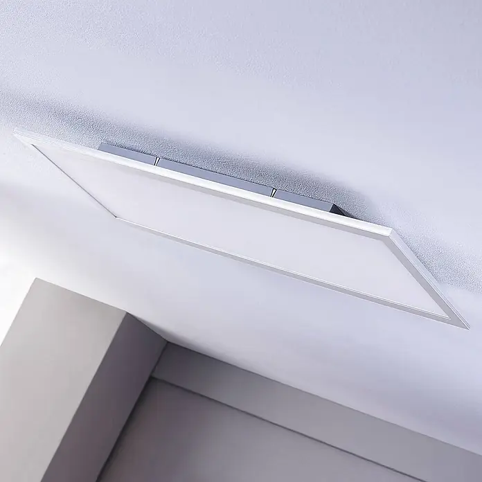 Lindby LED-Panel Livel - alu / grau / zink, weiß / opal, Neutralweiß - Flache LED-Deckenleuchte mit weißem Diffusor und silbernem Rahmen, an einer Decke montiert.