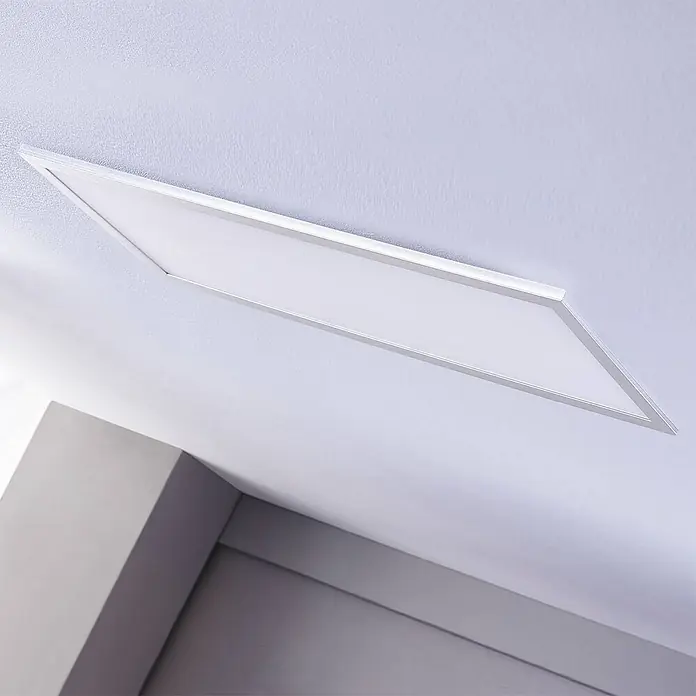 Lindby LED-Panel Livel - alu / grau / zink, weiß / opal, Neutralweiß - Weißes, rechteckiges LED-Lichtpanel mit silbernem Rahmen, diagonal an der Decke montiert.