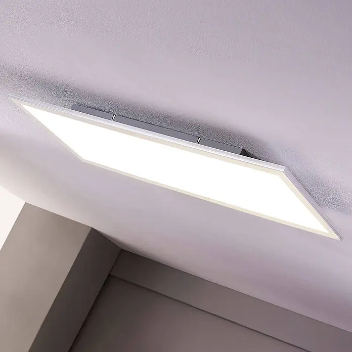 Lindby LED-Panel Livel - alu / grau / zink, weiß / opal, Neutralweiß - Silberfarbene, rechteckige LED-Deckenleuchte, die eine hellgraue strukturierte Decke beleuchtet.