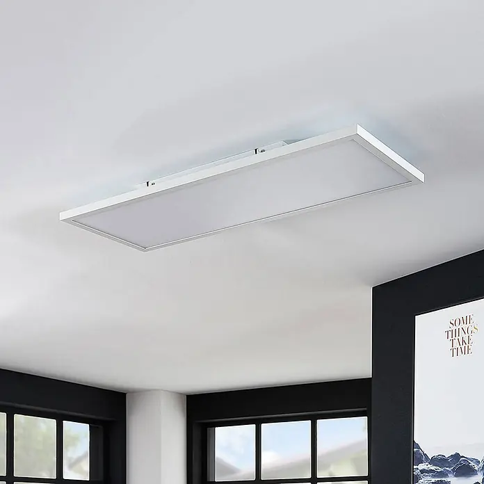 Lindby LED Panel / Deckenleuchte 80 x 30 cm, dimmbar, mit Fernbedienung -  - Eine weiße, rechteckige LED-Deckenleuchte mit heller, diffuser Lichtfläche beleuchtet den Raum.