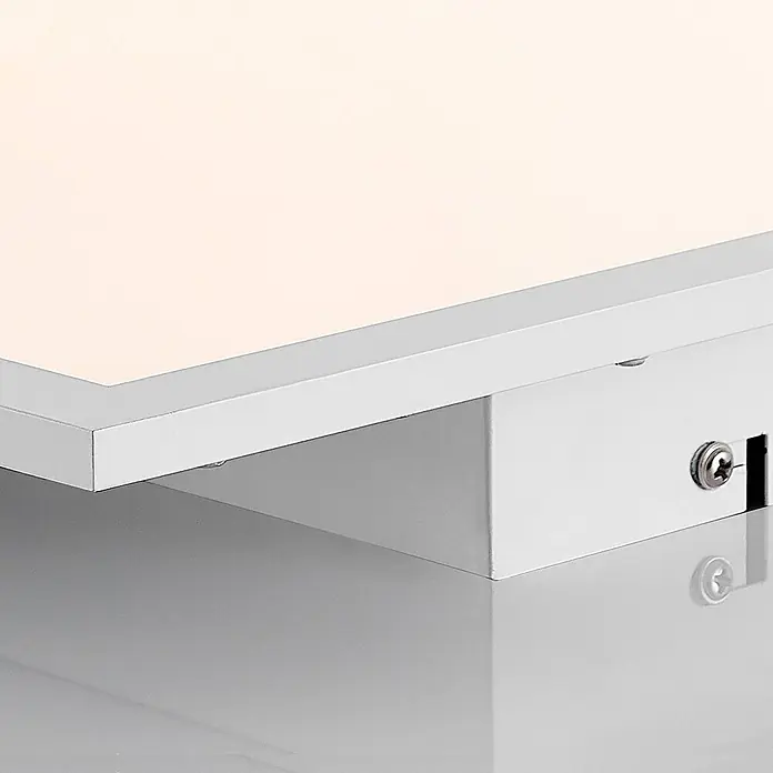 Lindby LED-Panel Quais - weiß / opal, weiß / opal, Neutralweiß - Nahaufnahme einer weißen, rechteckigen LED-Panel-Leuchte mit silbernem Rahmen und sichtbarer Befestigungsschraube.