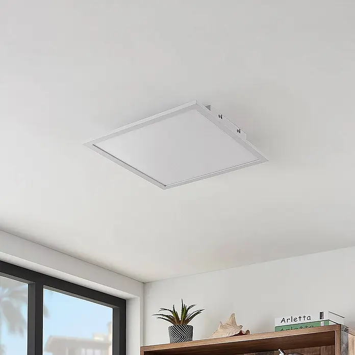 Lindby LED-Panel Quais - weiß / opal, weiß / opal, Neutralweiß - Quadratische weiße LED-Deckenleuchte in einem Raum.