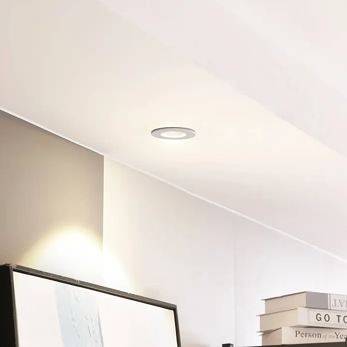 Arcchio Deckenstrahler Lirin - weiß / opal, weiß / opal - Runde silberne LED-Einbauleuchte in einer Decke installiert, beleuchtet den Raum.