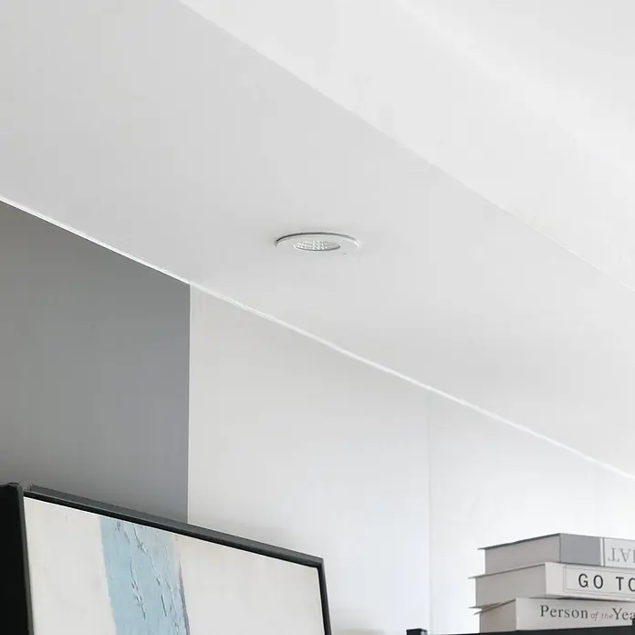 Arcchio Deckenstrahler Lirin - weiß / opal, weiß / opal - Versenkter weißer Strahler an der Decke, beleuchtet einen Raum mit einer zweifarbigen Wand.