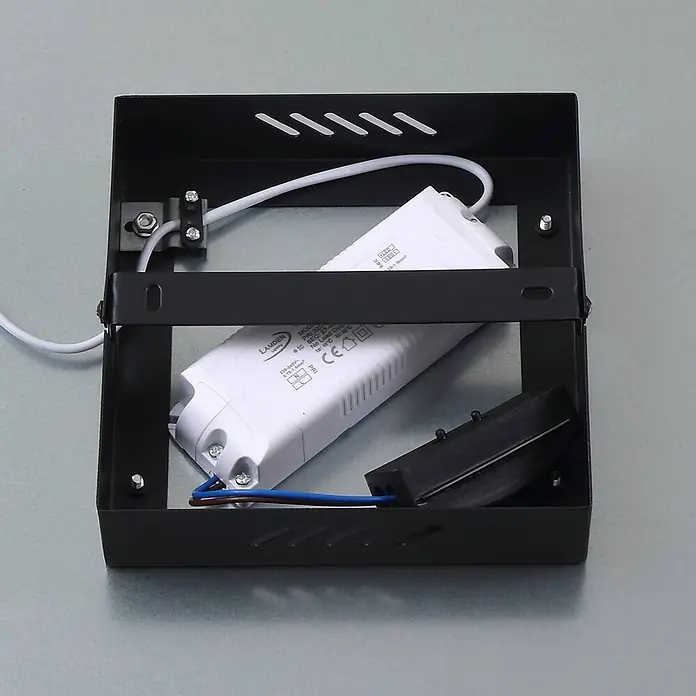 Lindby LED-Panel Enhife - schwarz, Neutralweiß - Schwarzes Metallgehäuse mit weißem LED-Treiber und Verkabelung im Inneren.