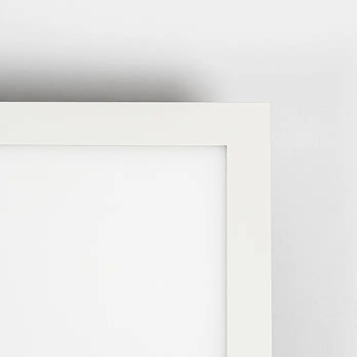 Lindby LED-Panel Luay - weiß / opal, weiß / opal - Sauberes weißes Passepartout mit präzise geschnittenem Innenrand für ein Bild.