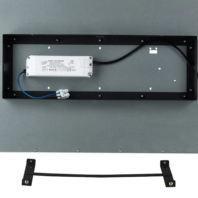 Lindby LED-Panel Lamin - schwarz - Rückseite einer LED-Platte mit weißem Lamden Smart LED Driver, Verkabelung und Montagehalterungen.