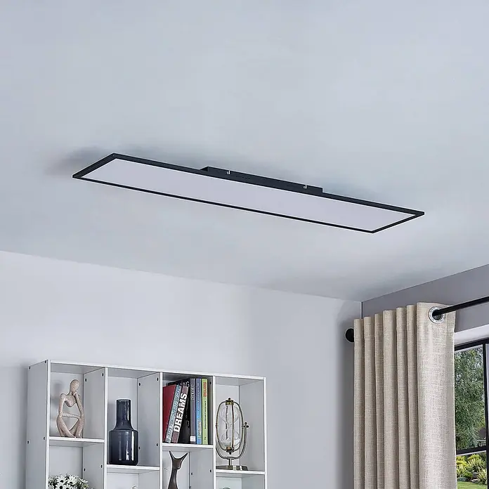 Lindby LED-Panel Lamin - schwarz - Rechteckige LED-Deckenleuchte mit schwarzem Rahmen und weißer Diffusor, an der Decke montiert.