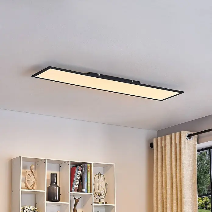 Lindby LED-Panel Lamin - schwarz - Eine rechteckige LED-Deckenleuchte mit schwarzem Rahmen und weißem Diffusor beleuchtet einen modernen Wohnraum.