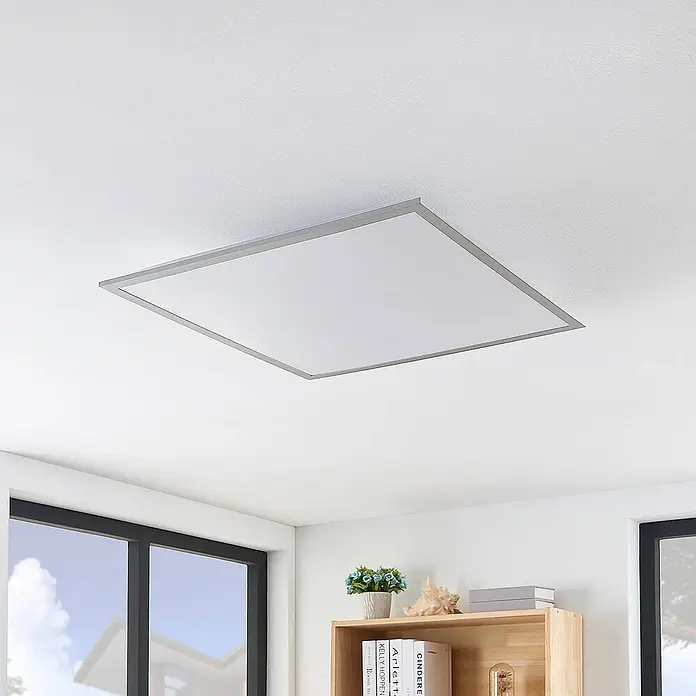 Lindby LED-Panel Stenley - weiß / opal, Neutralweiß - Quadratische LED-Deckenleuchte mit silbernem Rahmen, flächenbündig an einer weißen Decke montiert.