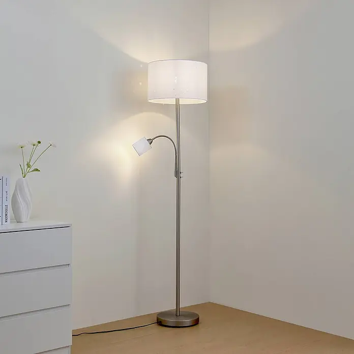 Lindby Stehlampe Leselampe in weiß, grau, up down Stehleuchte -  - Gebürstete Stehlampe aus Nickel mit weißem Schirm und verstellbarer Leselampe, beleuchtet eine moderne Raumecke.
