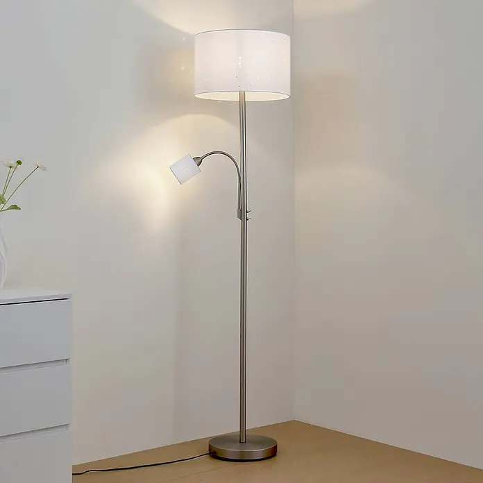 Lindby Stehlampe Leselampe in weiß, grau, up down Stehleuchte -  - Gebürstete Stehleuchte aus Stahl mit weißem Hauptschirm und verstellbarer Leseleuchte, die eine Ecke beleuchtet.