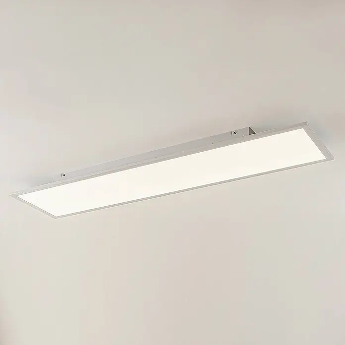 Lindby LED-Panel Quais - weiß / opal, weiß / opal, Neutralweiß - Beleuchtete rechteckige LED-Panel-Leuchte mit hellgrauem Rahmen, an der Decke montiert.