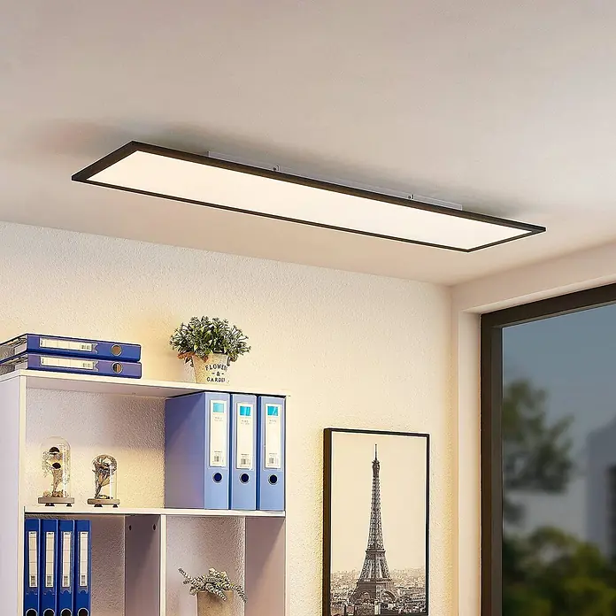 Lindby LED-Panel Nelios - schwarz, schwarz, Neutralweiß - Rechteckige flache LED-Deckenleuchte mit schwarzem Rahmen und weißer Lichtfläche an der Zimmerdecke montiert.