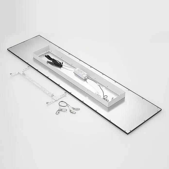 Lindby LED-Panel Nelios - schwarz, schwarz, Neutralweiß - Zerlegte rechteckige LED-Panel-Leuchte mit weißem Rahmen, silberner Rückseite, Elektronik und separaten weißen Montagehaltern und Aufhängedrähten.