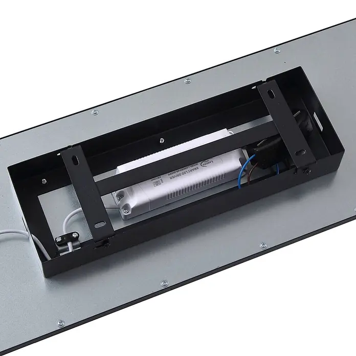 Lindby LED Deckenleuchte flach in schwarz, Panel -  - Schwarzer Metallrahmen einer LED-Leuchte mit weißem LED-Treiber und Verkabelung auf einer silbernen Rückplatte.