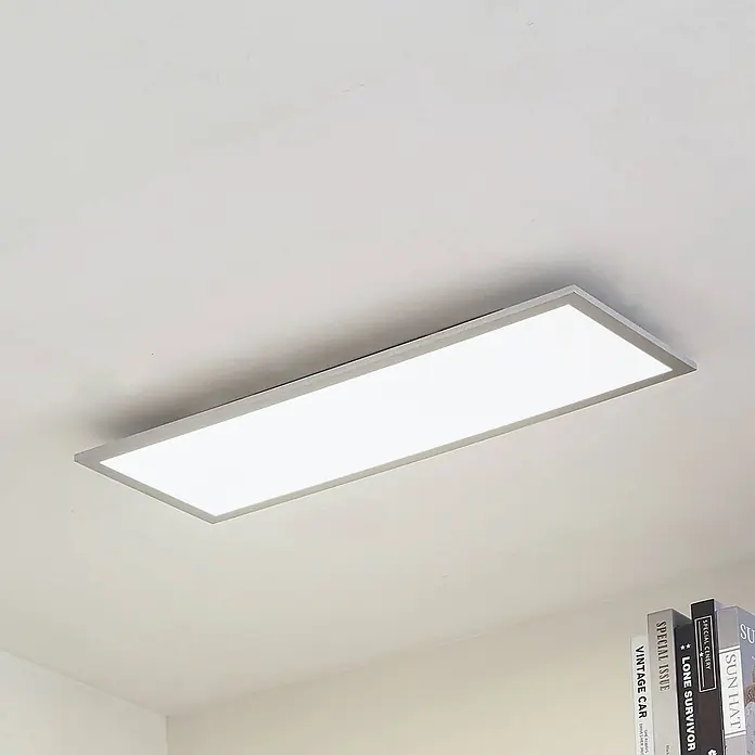 Arcchio LED Deckenleuchte flach in silber, Panel -  - Rechteckige LED-Deckenleuchte mit silberfarbenem Rahmen und weißer Leuchtfläche, flach montiert.