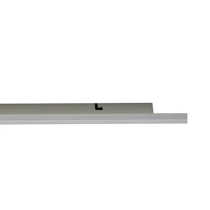 Arcchio LED Deckenleuchte flach in silber, Panel -  - Graues Metallprofil mit horizontalen Rillen und schwarzem L-förmigem Detail.