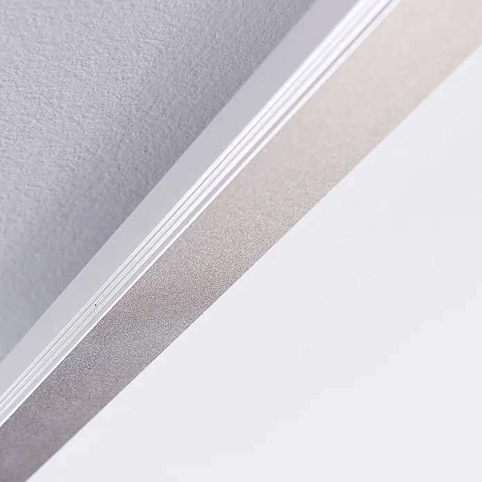Lindby LED-Panel Livel - alu / grau / zink - Lineare Leuchte mit weißem Rahmen und glänzender silbergrauer reflektierender Oberfläche.