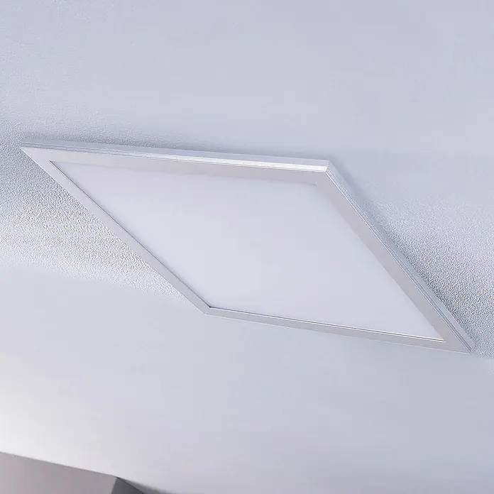 Lindby LED-Panel Livel - alu / grau / zink - Rhombische LED-Deckenleuchte mit silbernem Rahmen und weißer Leuchtfläche, flächenbündig montiert.