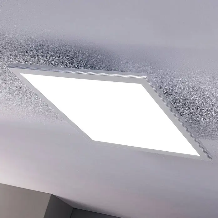 Lindby LED-Panel Livel - alu / grau / zink - Helle weiße LED-Deckenleuchte mit schlankem silbernem Rahmen an einer strukturierten Decke.