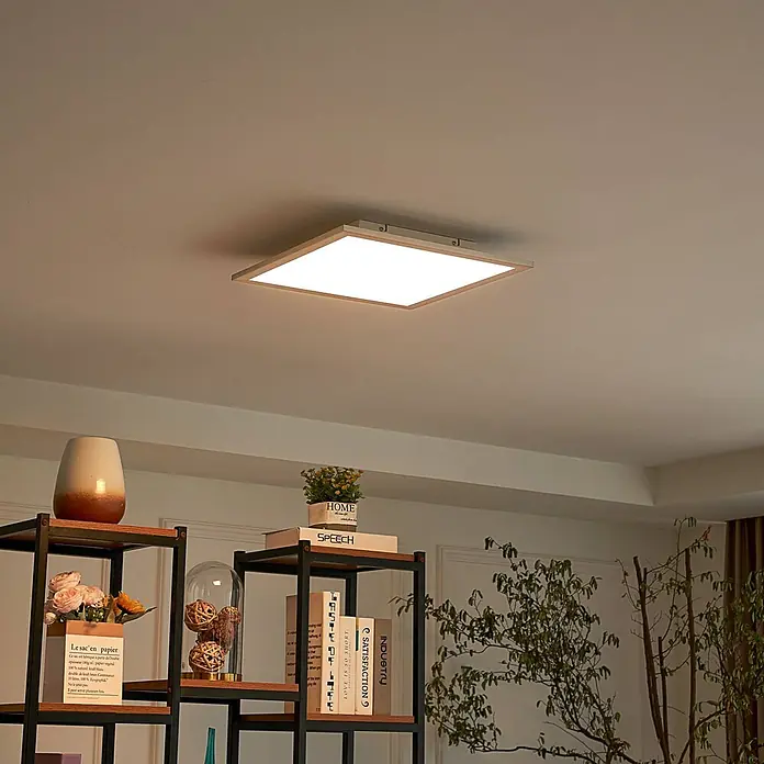 Lindby LED-Panel Livel - alu / grau / zink - Eine moderne quadratische LED-Deckenleuchte mit weißem Diffusor und hellem Rahmen, an der Decke montiert, erhellt den Raum.