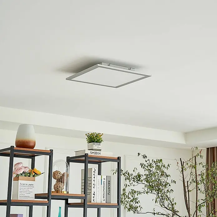 Lindby LED-Panel Livel - alu / grau / zink - Quadratische LED-Deckenleuchte mit silbernem Rahmen, montiert an einer weißen Decke in einem modernen Raum.