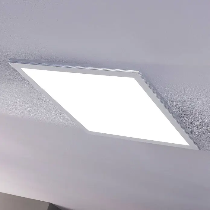 Lindby LED-Panel Livel - alu / grau / zink - Rechteckige, silbergerahmte LED-Panel-Leuchte, bündig an einer hellgrauen Decke montiert, strahlt hellweißes Licht aus.