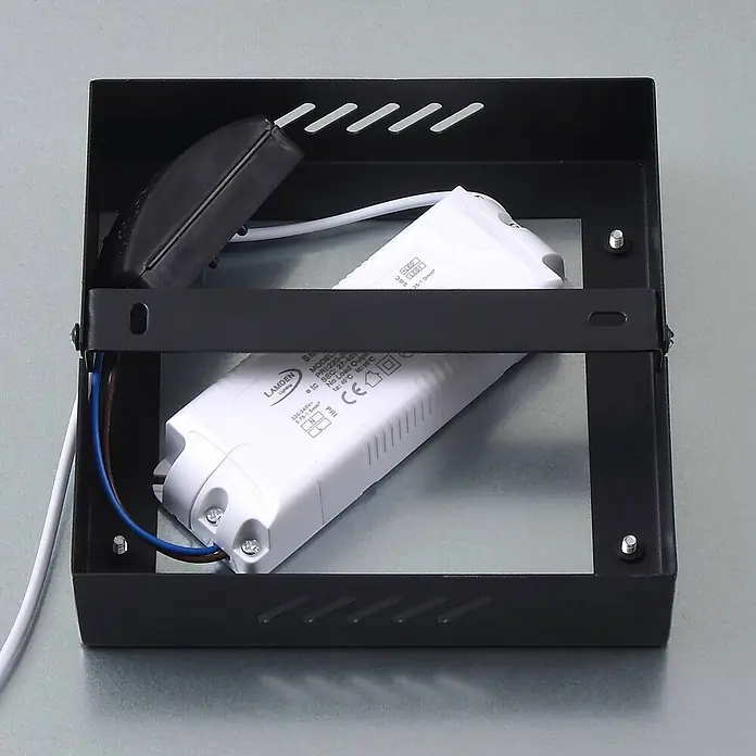 Lindby LED-Panel Enhife - schwarz, Neutralweiß - Innenansicht einer LED-Leuchte mit weißem LED-Treiber und Kabeln in einem schwarzen Metallgehäuse.