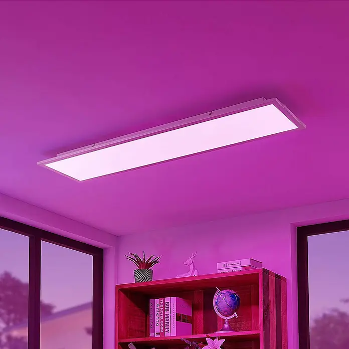 Lindby LED-Panel Kjetil - alu / grau / zink - Rechteckige LED-Deckenleuchte beleuchtet einen Raum mit leuchtend magentafarbenem Glanz.