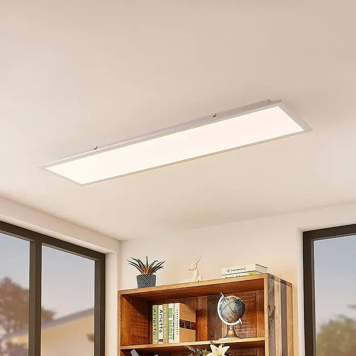 Lindby LED-Panel Kjetil - alu / grau / zink - Rechteckige, silberfarbene LED-Deckenleuchte, an der Decke montiert, beleuchtet einen modernen Raum.