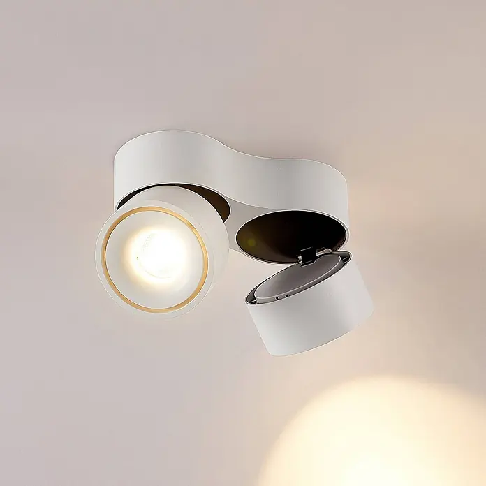 Arcchio LED Deckenlampe in weiß, Deckenstrahler -  - Verstellbarer, weißer Zweifach-Deckenstrahler. Eine Leuchte ist an, die andere geneigt.