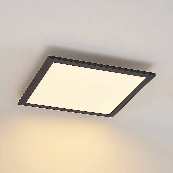 Lindby LED-Panel Nelios - schwarz, schwarz, Neutralweiß - Quadratische LED-Deckenleuchte mit schwarzem Rahmen, die warmweißes Licht abstrahlt.