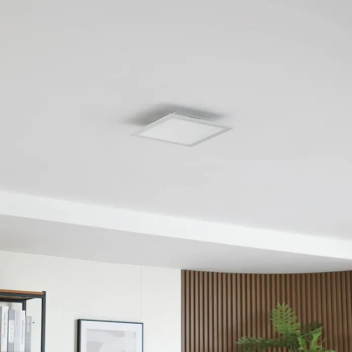 Lindby LED-Panel Enhife - weiß / opal, Neutralweiß - Quadratische weiße LED-Deckenleuchte, bündig in einem minimalistischen Raum montiert.