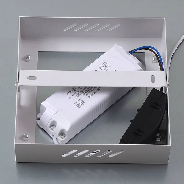Lindby LED-Panel Enhife - weiß / opal, Neutralweiß - Weißes Metallgehäuse für eine Leuchte, das zwei weiße LED-Treiber und elektrische Leitungen enthält.