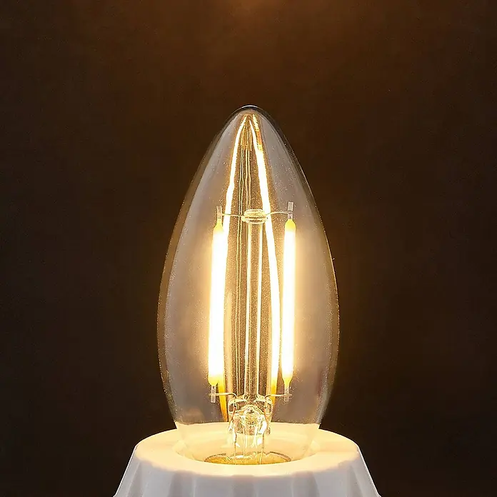 Lindby Leuchtmittel -  - Warm leuchtende klare Glas-LED-Kerzenlampe mit Filamenten in einem weißen Keramiksockel.