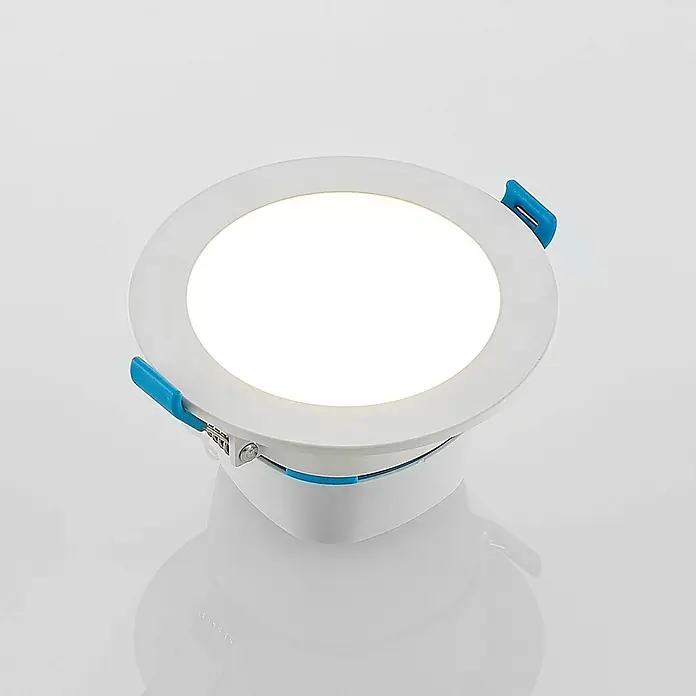 Arcchio Deckenstrahler Milaine - weiß / opal, weiß / opal - Weißes rundes LED-Einbauleuchte mit heller Beleuchtung und blauen Federklammern.