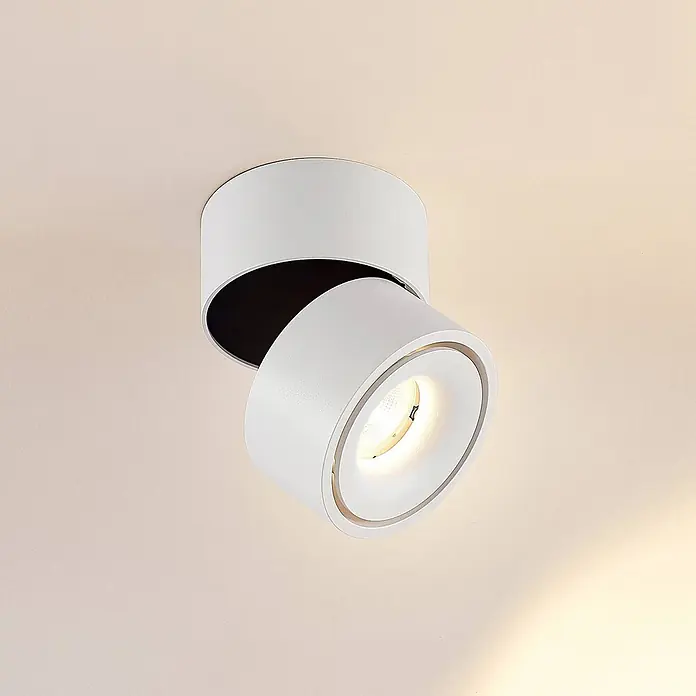 Arcchio LED Deckenlampe Ø 10 cm, Deckenstrahler 350° drehbar, -  - Weißer zylindrischer Aufbau-LED-Strahler, schwenkbar, mit schwarzem Akzent, warmes Licht aussendend.