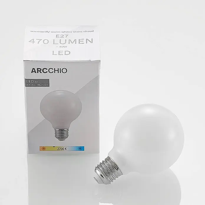 Arcchio Leuchtmittel -  - Weiße, mattierte E27 LED-Glühbirne (4W, 470 Lumen, 2700K warmweiß) neben ihrer weißen Verpackung.